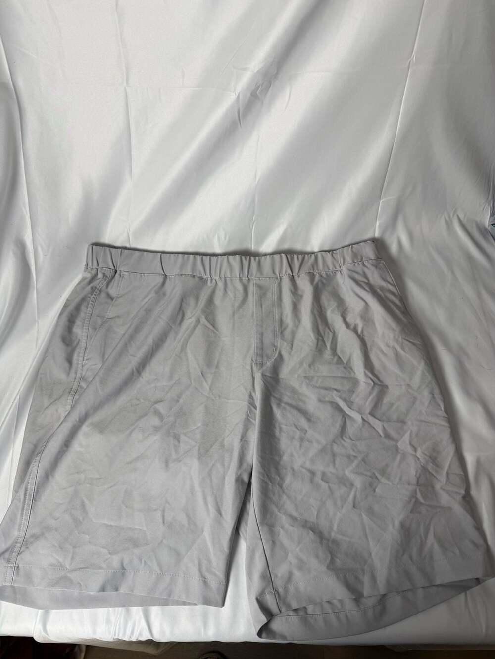 Greg Norman Men's Solid Elastic Waist Performance Golf Shorts Light Grey XL